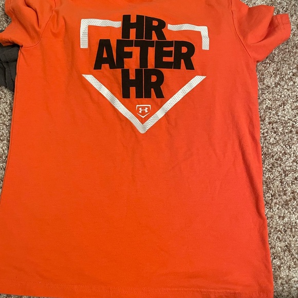 2 Under Armour T-shirts - Picture 3 of 5